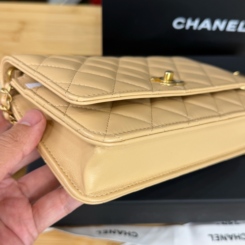 上架中🔑Chanel 金釦奶茶色菱格紋金球woc鍊包-3