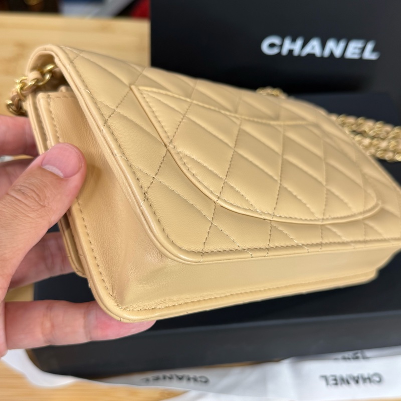 上架中🔑Chanel 金釦奶茶色菱格紋金球woc鍊包-8