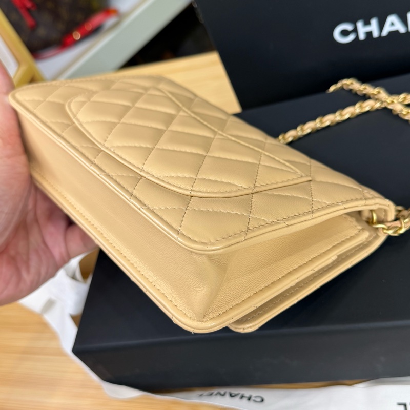 上架中🔑Chanel 金釦奶茶色菱格紋金球woc鍊包-9