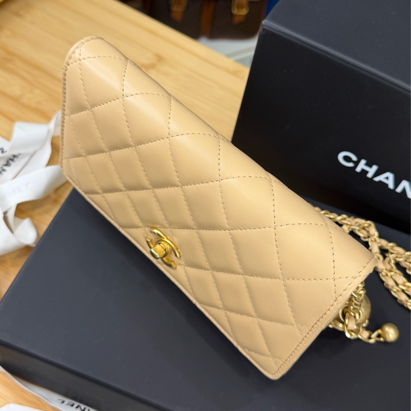 上架中🔑Chanel 金釦奶茶色菱格紋金球woc鍊包-11