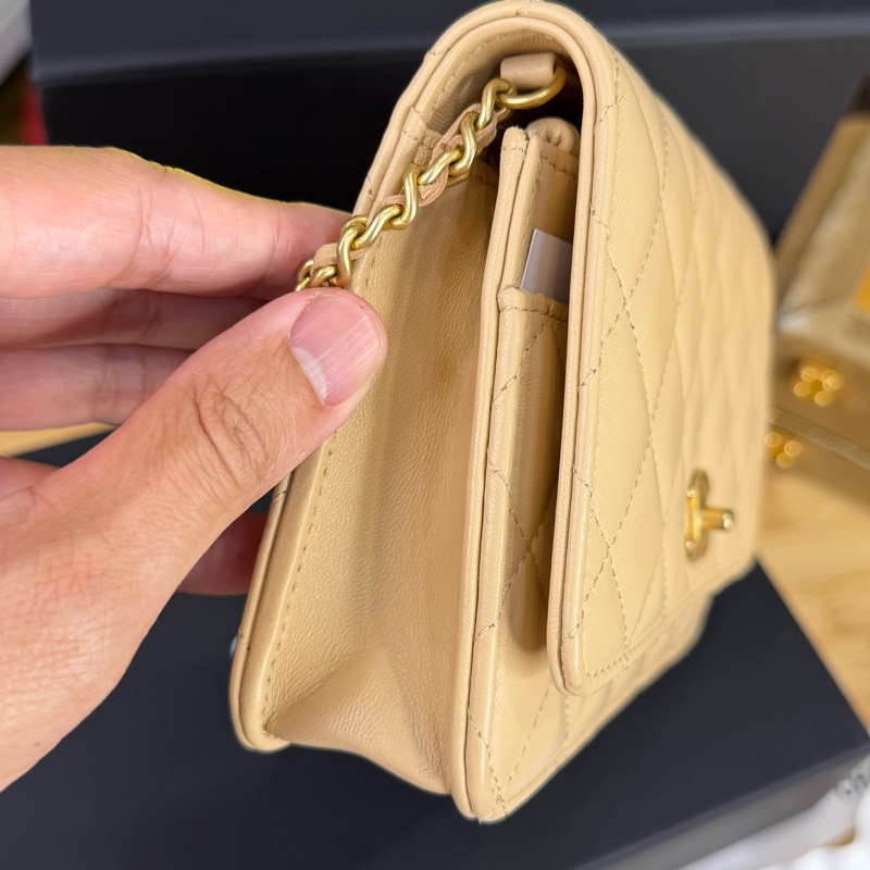上架中🔑Chanel 金釦奶茶色菱格紋金球woc鍊包-12