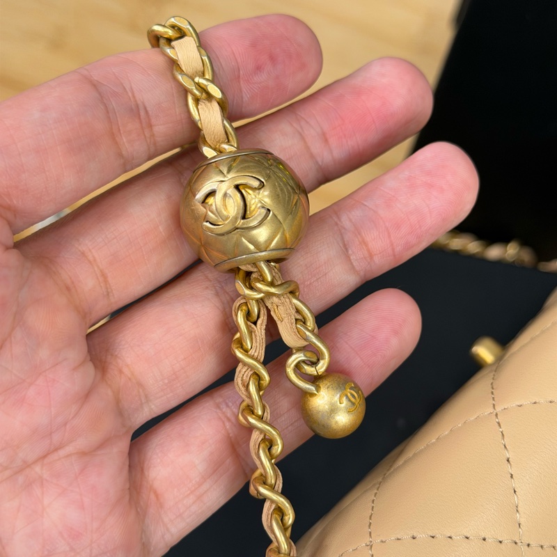 上架中🔑Chanel 金釦奶茶色菱格紋金球woc鍊包-14