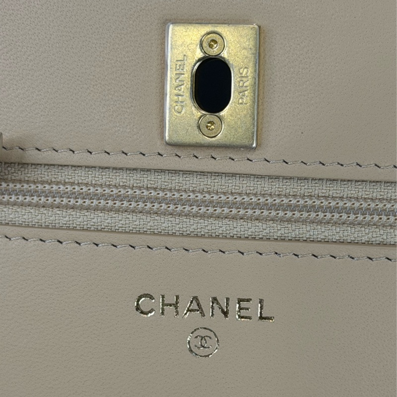 上架中🔑Chanel 金釦奶茶色菱格紋金球woc鍊包-18
