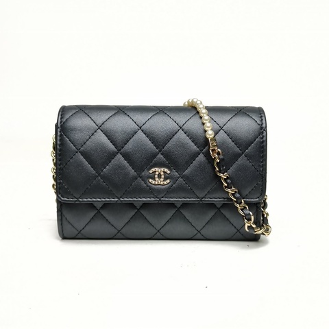 CHANEL 深灰色羊皮26開珍珠扣珍珠鏈條woc單肩包