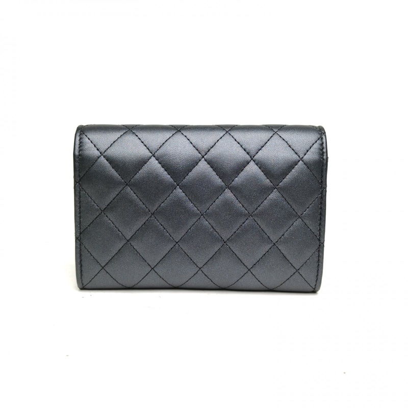 CHANEL 深灰色羊皮26開珍珠扣珍珠鏈條woc單肩包-2