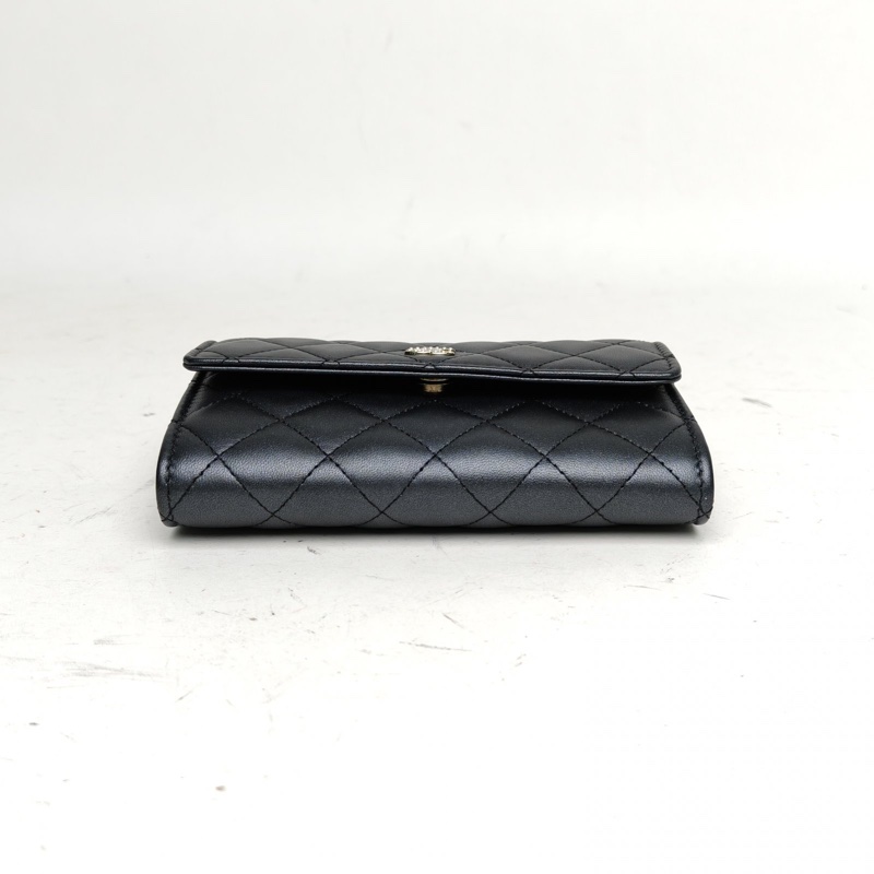 CHANEL 深灰色羊皮26開珍珠扣珍珠鏈條woc單肩包-3