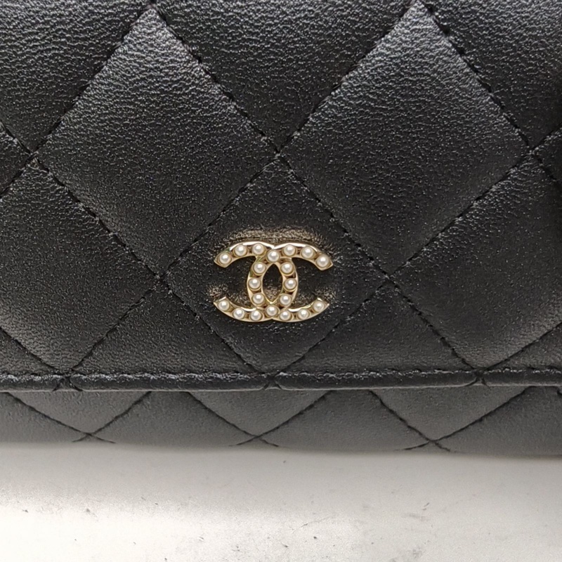 CHANEL 深灰色羊皮26開珍珠扣珍珠鏈條woc單肩包-4