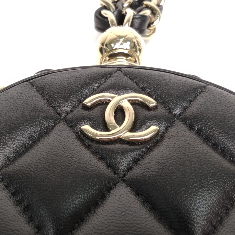 CHANEL CF季節款22早春金球旋轉圓餅包MINI黑色羊皮31開金扣-4