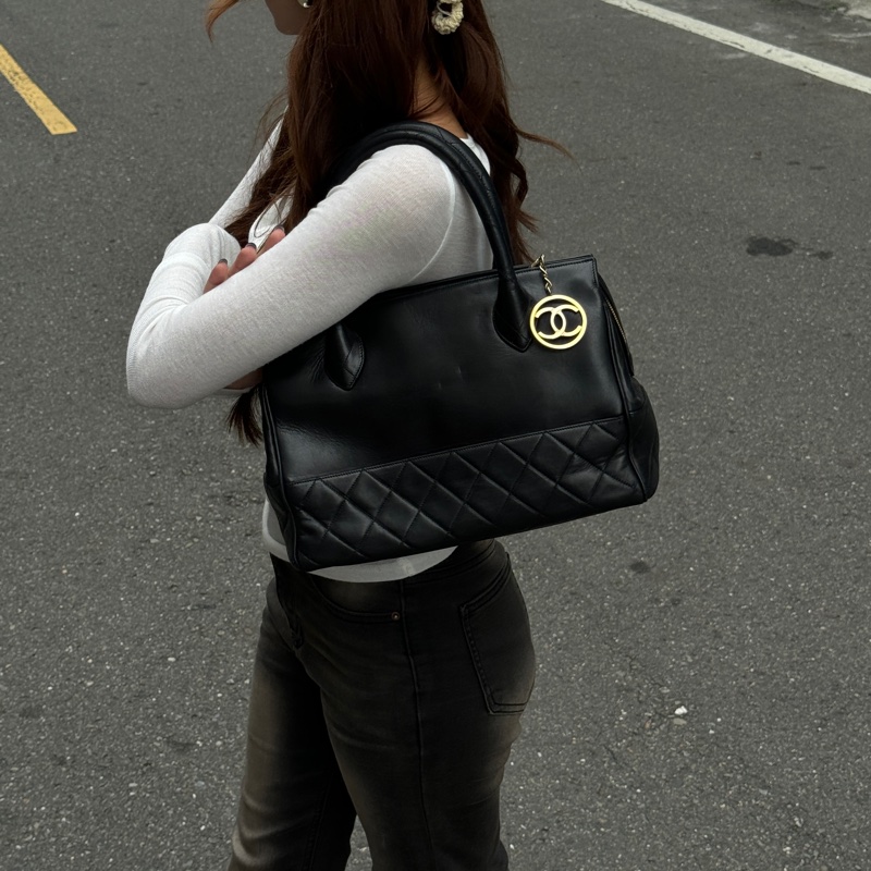 【超級新🆕】 Chanel 黑金羊皮 小托特肩背包 (專櫃223,000)-1