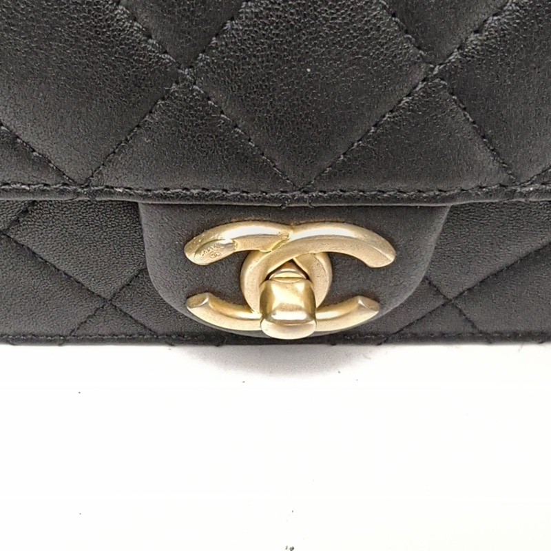 CHANEL 19SSCF口蓋包黑色羊皮27開金扣珍珠裝飾菱格紋-4