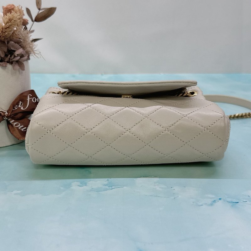 YSL Mini Nolita絎縫小羊皮斜背包-6