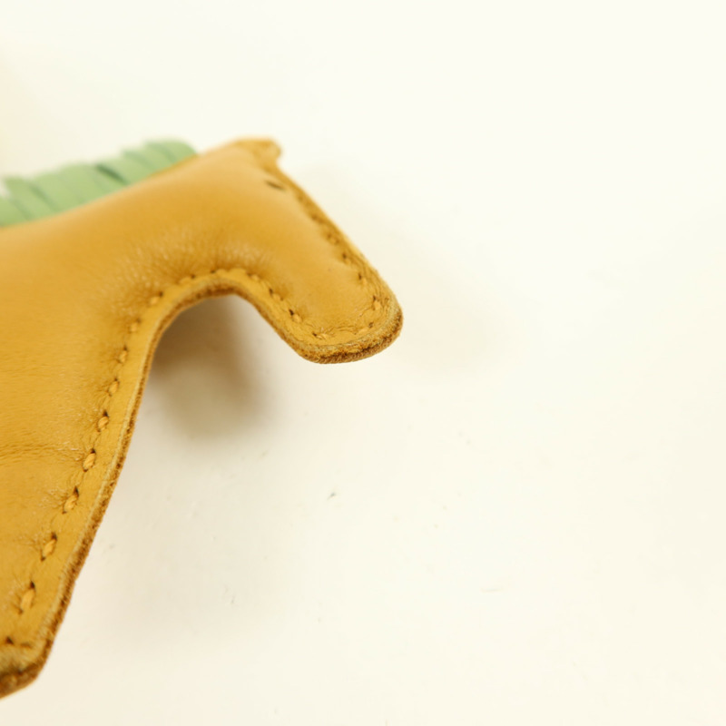 HERMES Milo皮革Rodeo PM掛飾Sesame/Vert Criquet-9