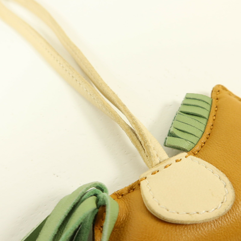 HERMES Milo皮革Rodeo PM掛飾Sesame/Vert Criquet-11