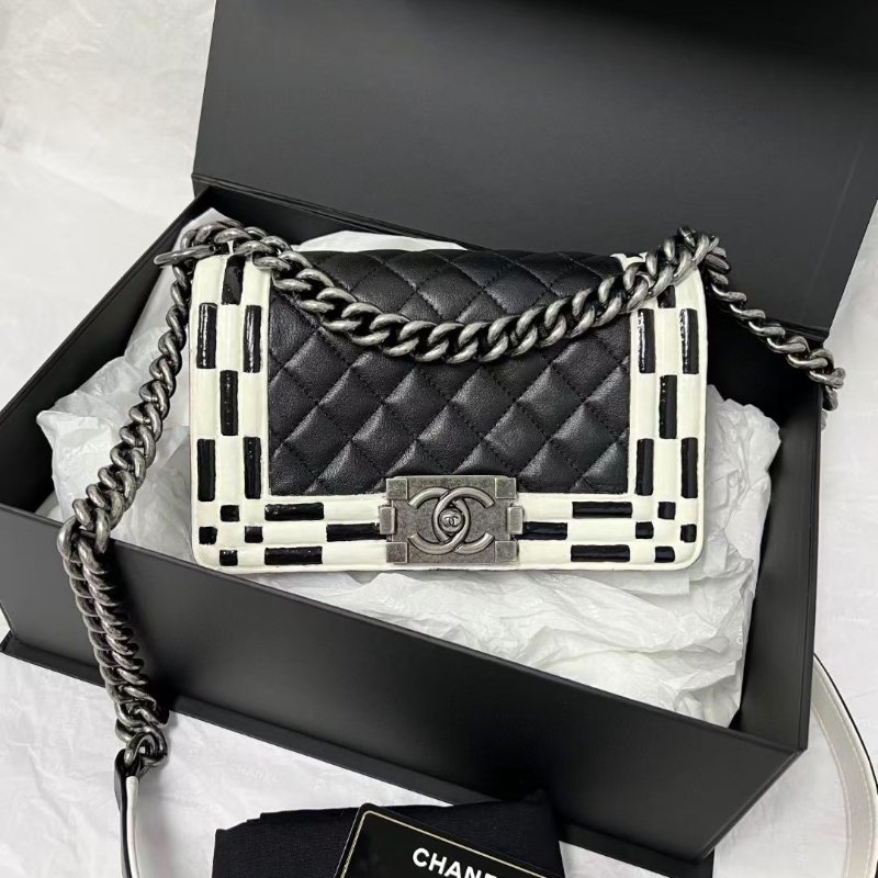 chanel 黑白 leboy 小號 熊貓拼色格子設計 20×8×12cm 98新配件保卡塵袋-1