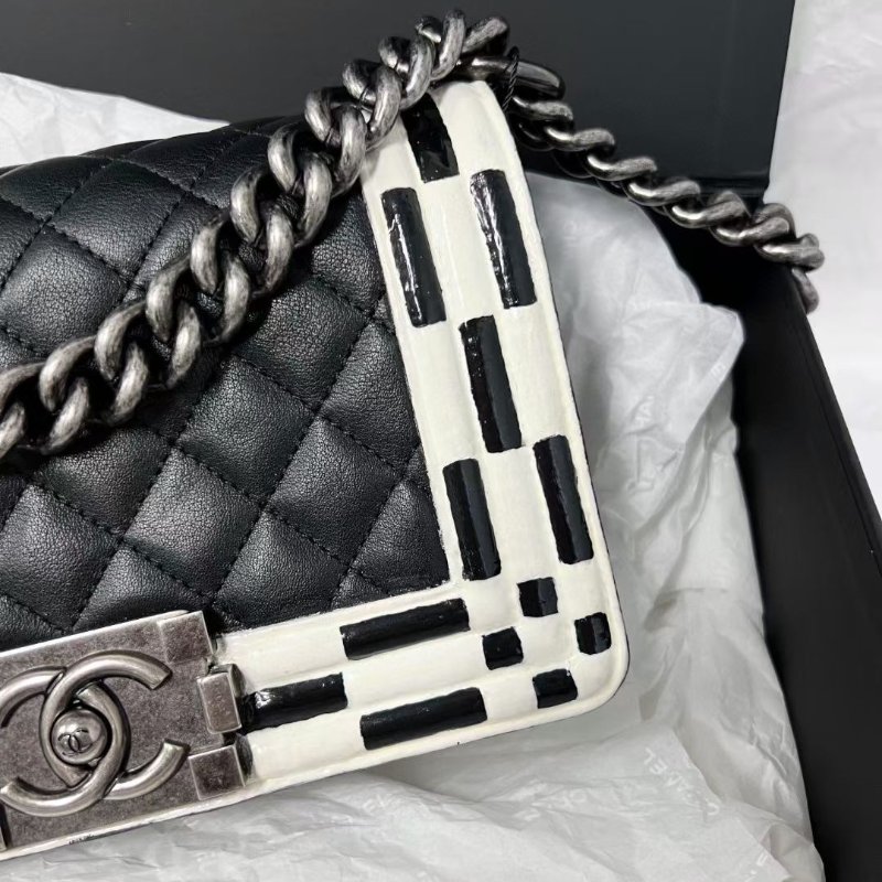 chanel 黑白 leboy 小號 熊貓拼色格子設計 20×8×12cm 98新配件保卡塵袋-2