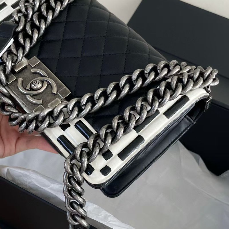 chanel 黑白 leboy 小號 熊貓拼色格子設計 20×8×12cm 98新配件保卡塵袋-3