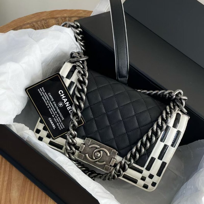 chanel 黑白 leboy 小號 熊貓拼色格子設計 20×8×12cm 98新配件保卡塵袋-4