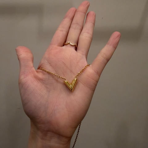LV 金色Essential V字項鍊M00857