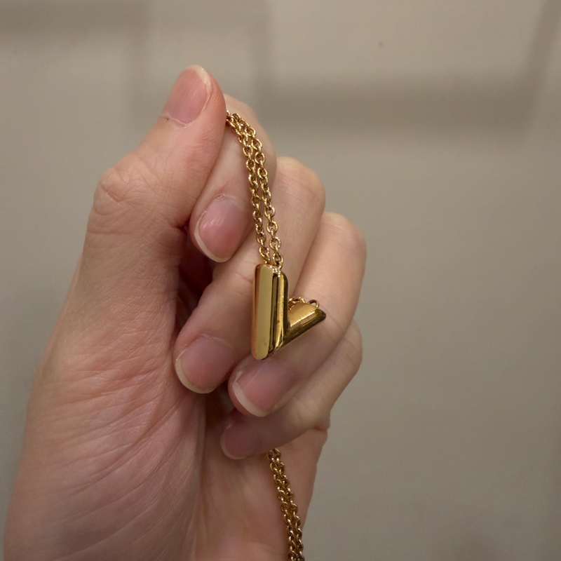 LV 金色Essential V字項鍊M00857-1