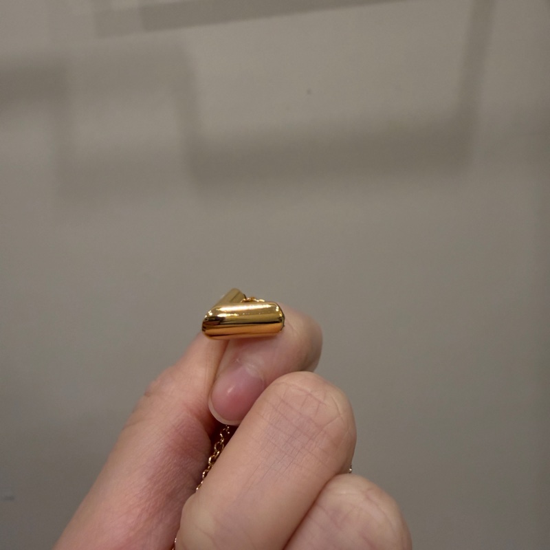 LV 金色Essential V字項鍊M00857-2