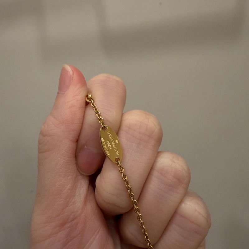 LV 金色Essential V字項鍊M00857-5