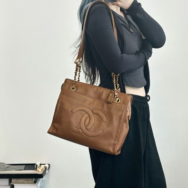 「JL精品代購」香奈兒金棕色羊皮外縫大logo單肩奶粉托特包-1