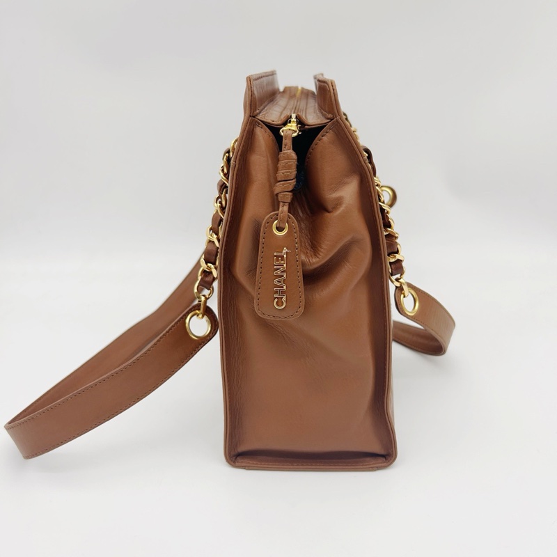 「JL精品代購」香奈兒金棕色羊皮外縫大logo單肩奶粉托特包-3