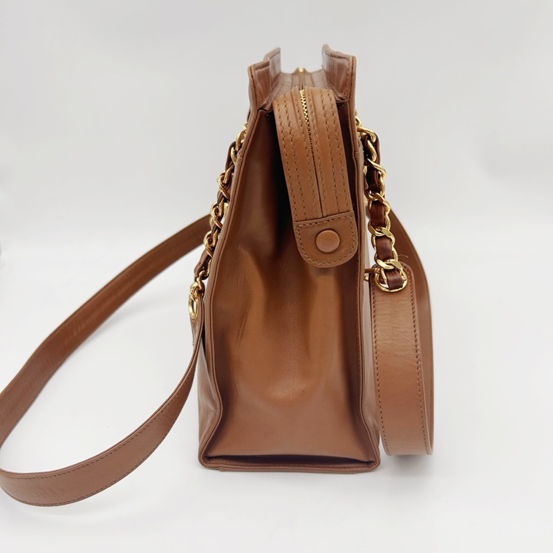 「JL精品代購」香奈兒金棕色羊皮外縫大logo單肩奶粉托特包-4