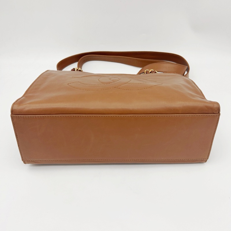 「JL精品代購」香奈兒金棕色羊皮外縫大logo單肩奶粉托特包-6
