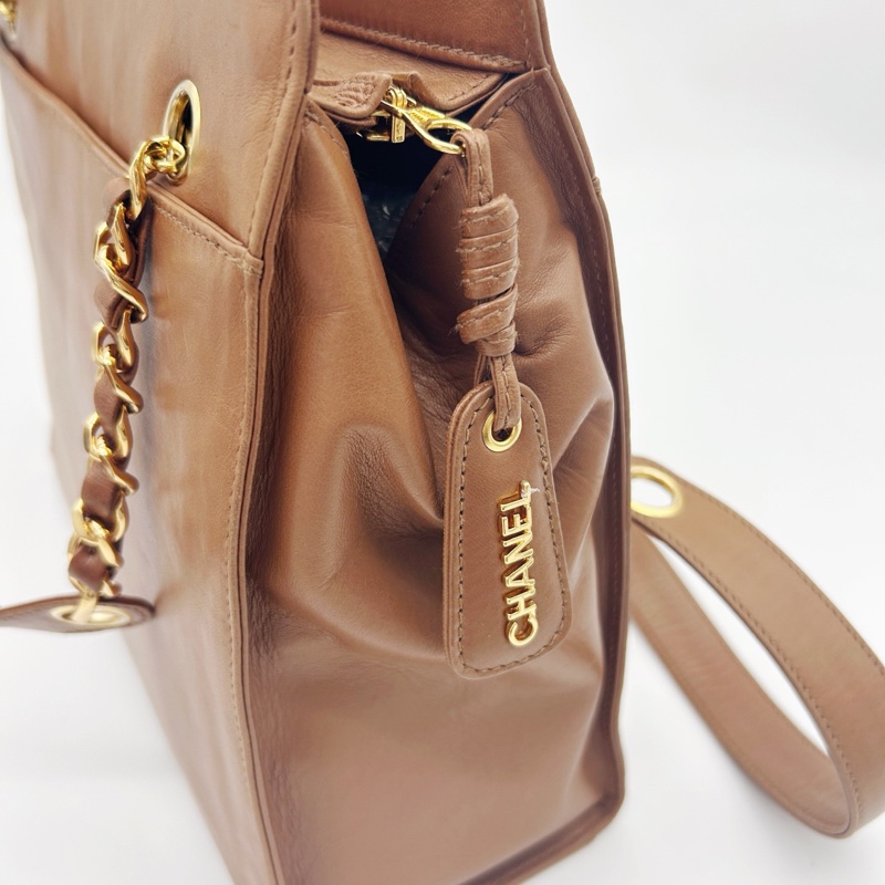 「JL精品代購」香奈兒金棕色羊皮外縫大logo單肩奶粉托特包-12