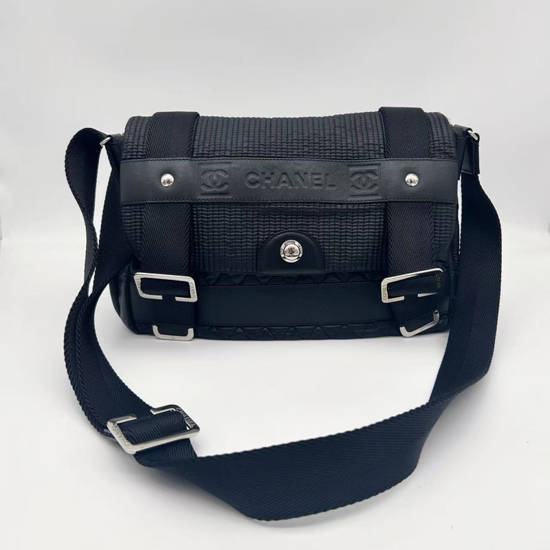 「JL精品代購」香奈兒男女通用黑銀羽絨拼皮運動郵差包 可斜挎/單肩-0