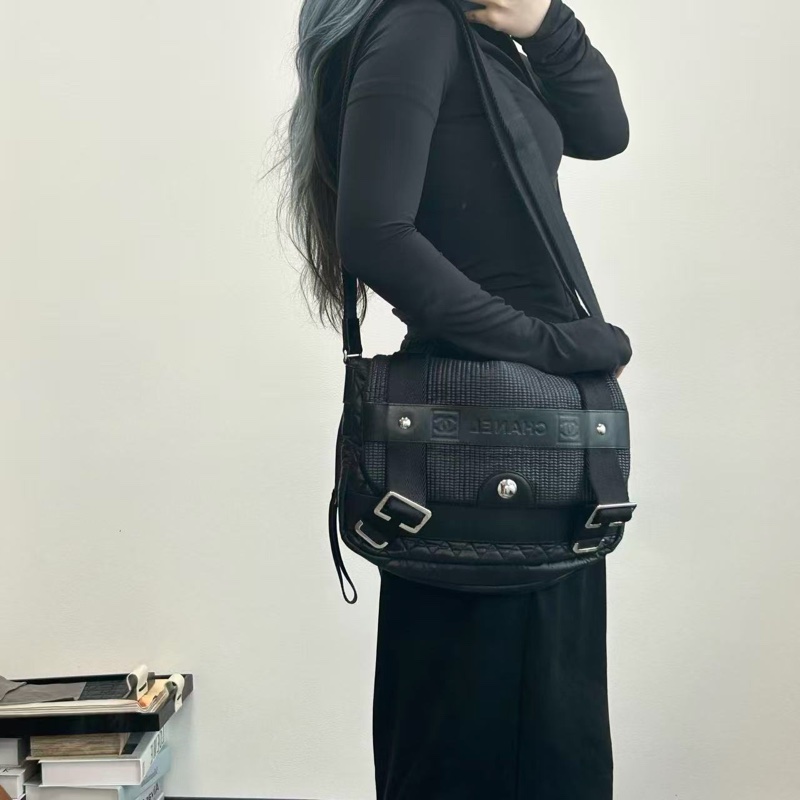 「JL精品代購」香奈兒男女通用黑銀羽絨拼皮運動郵差包 可斜挎/單肩-1