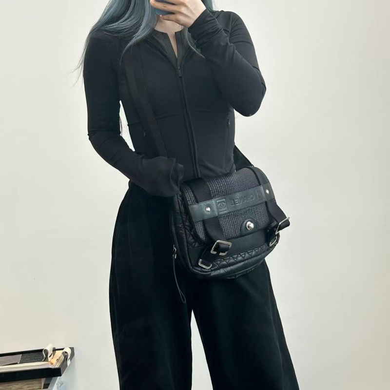 「JL精品代購」香奈兒男女通用黑銀羽絨拼皮運動郵差包 可斜挎/單肩-2