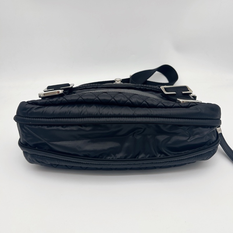 「JL精品代購」香奈兒男女通用黑銀羽絨拼皮運動郵差包 可斜挎/單肩-6