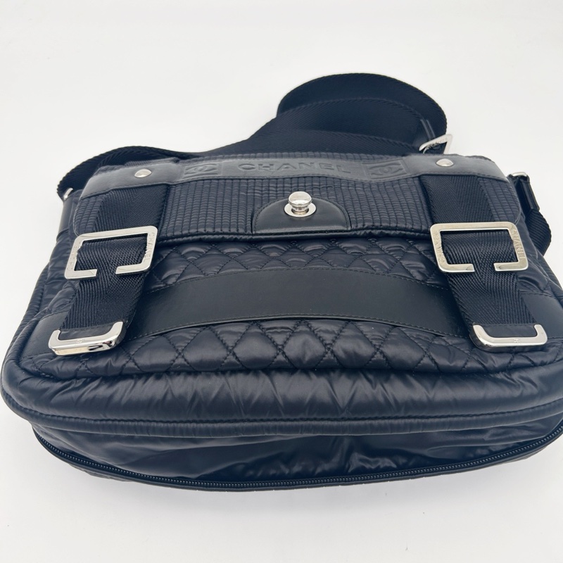 「JL精品代購」香奈兒男女通用黑銀羽絨拼皮運動郵差包 可斜挎/單肩-12