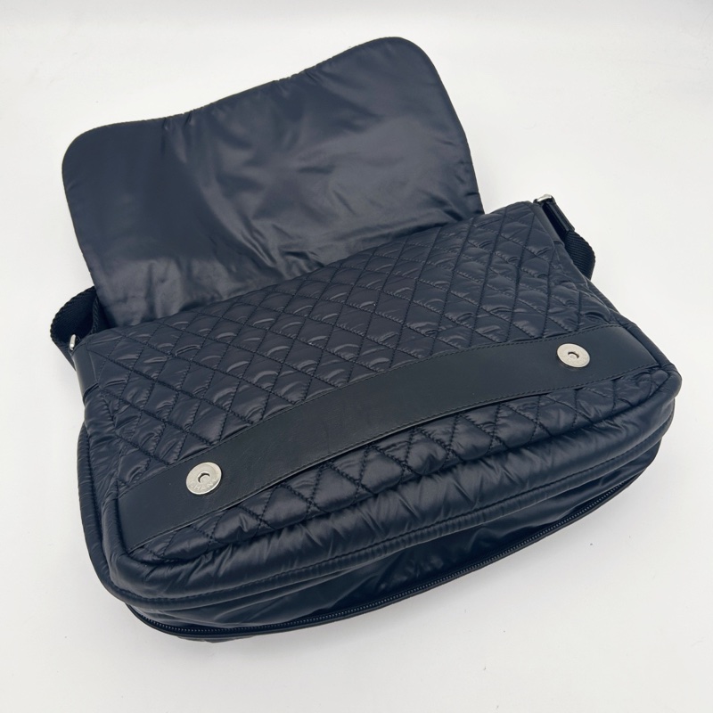 「JL精品代購」香奈兒男女通用黑銀羽絨拼皮運動郵差包 可斜挎/單肩-13