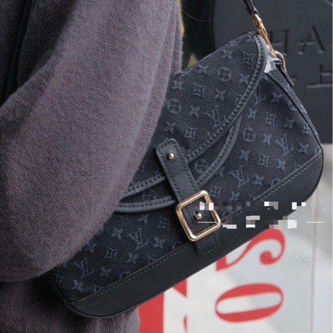 LV 單寧牛仔腋下包