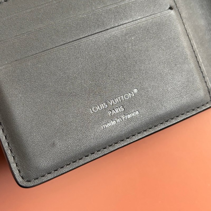 ::Louis Vuitton:: LV M62901 Multiple 壓紋對開短夾 男用 錢包-11
