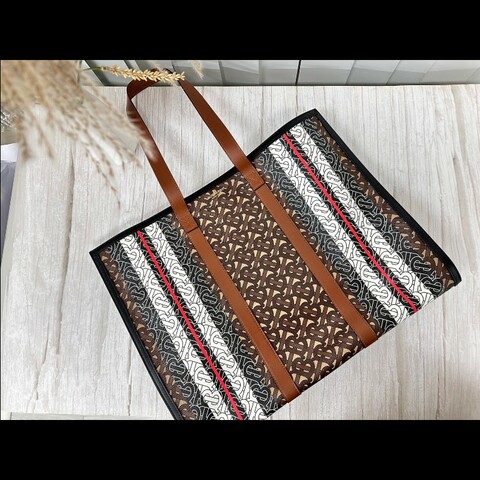 經典英倫風的 Burberry 托特包