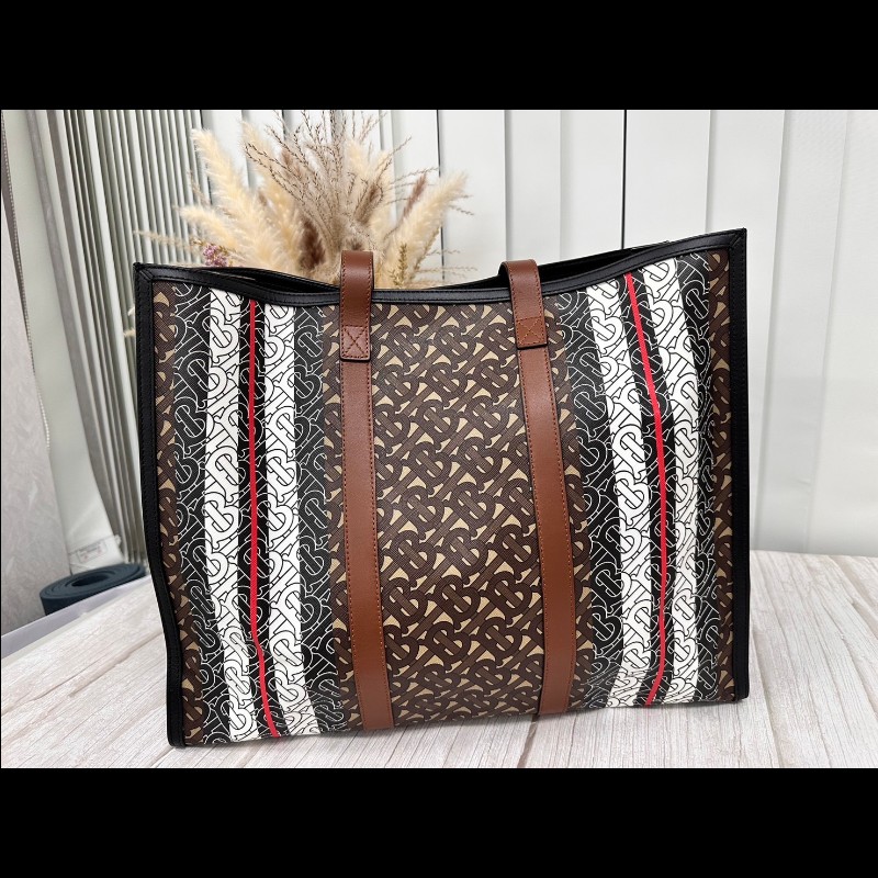 經典英倫風的 Burberry 托特包-8