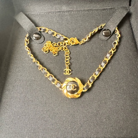 Chanel 22A 山茶花印章皮穿鍊項鍊