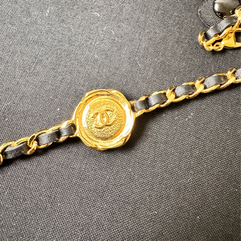 Chanel 22A 山茶花印章皮穿鍊項鍊-1