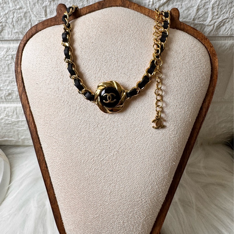 Chanel 22A 山茶花印章皮穿鍊項鍊-11