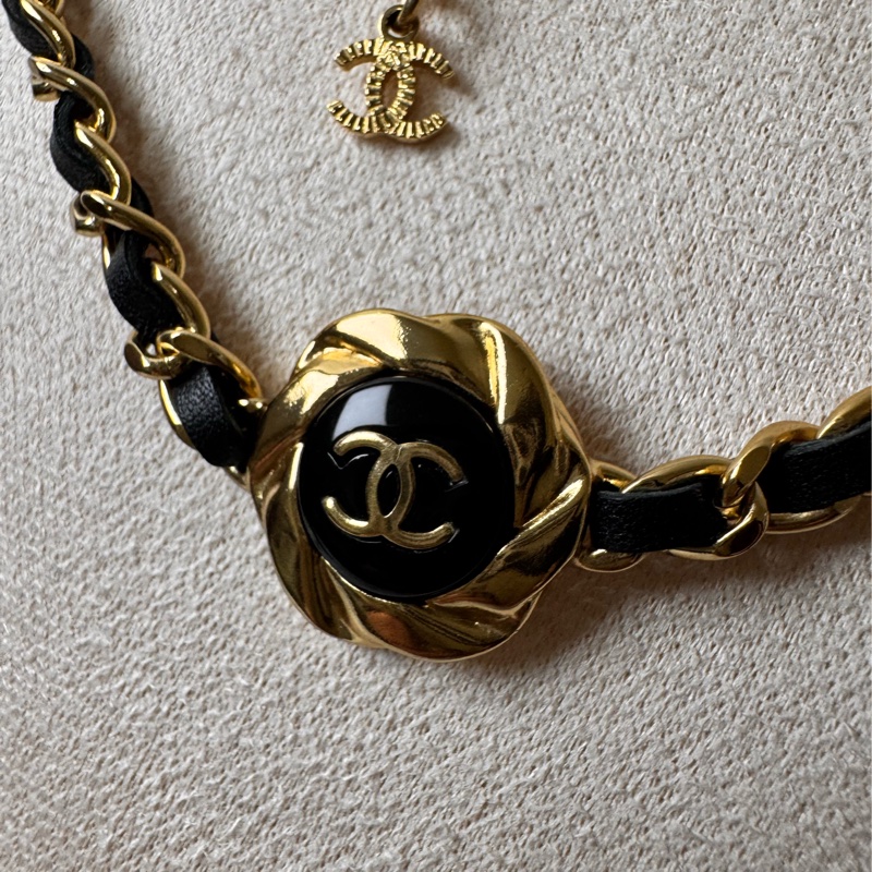 Chanel 22A 山茶花印章皮穿鍊項鍊-15