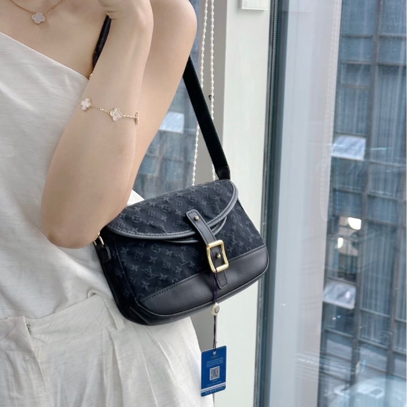 「JL精品代購」9新 Lv 老花 丹寧 腋下包-1