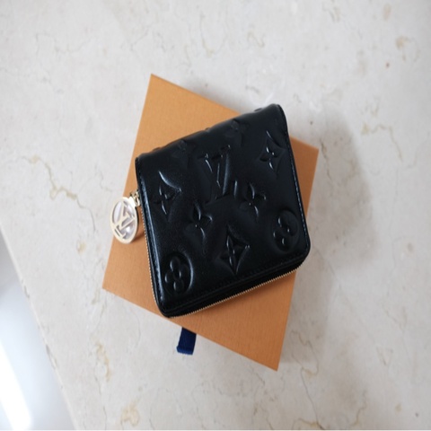 LV Lou小羊皮短夾