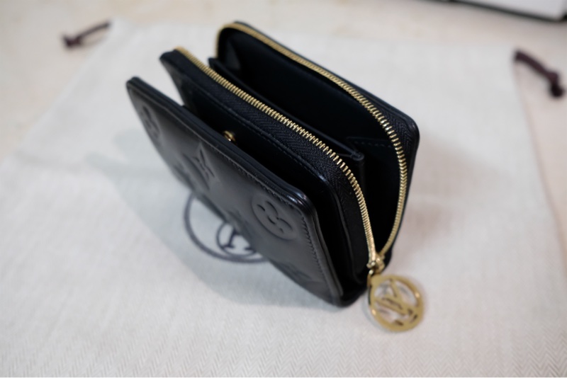 LV Lou小羊皮短夾-2