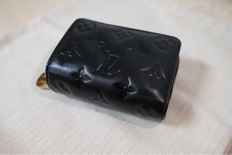 LV Lou小羊皮短夾-4