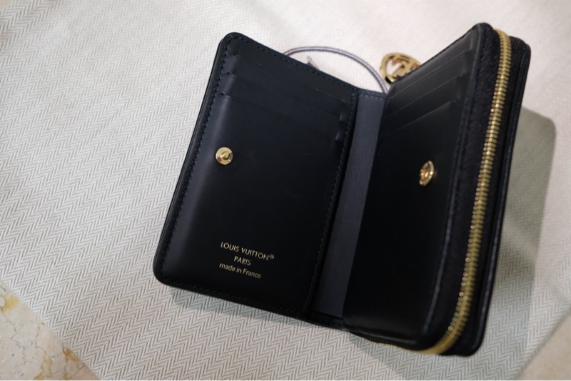 LV Lou小羊皮短夾-5