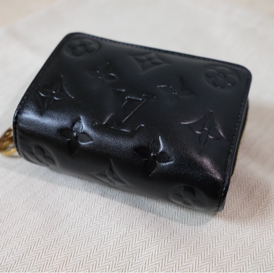 LV Lou小羊皮短夾-6